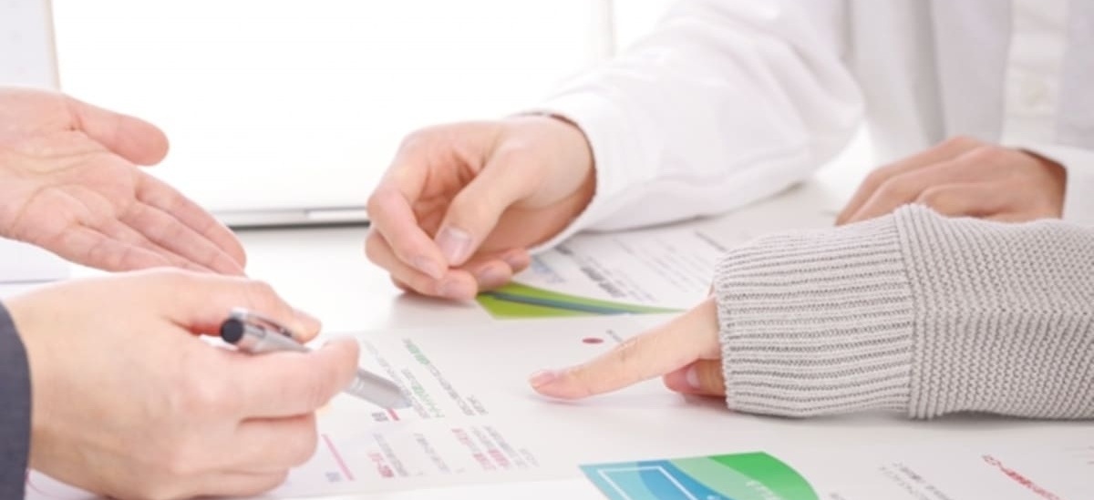 ビジネスパーソンが複数の見積ツールを比較検討しているイメージ