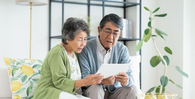 水回り修理の料金が分からず不安を感じているお客様のイメージ