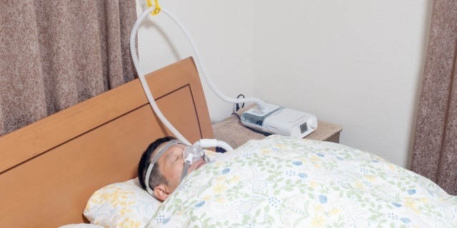 無呼吸症候群でCPAP治療中のイメージ