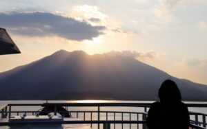 九州の阿曾山と女性のイメージ画像